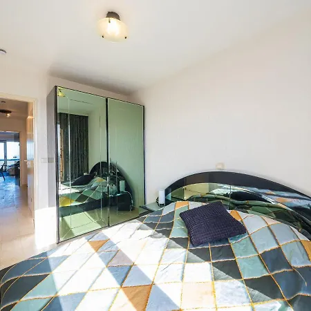 Beautiful On The 4th Floor With Garage *